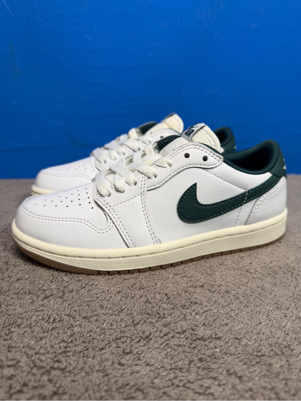 Nike Jordan 1 OG w low
Brand new